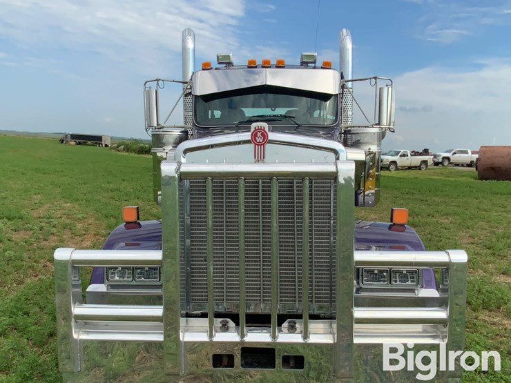 2025-kenworth-w900-image-10