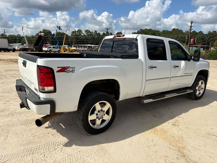 2013-gmc-sierra-2500hd-image-3