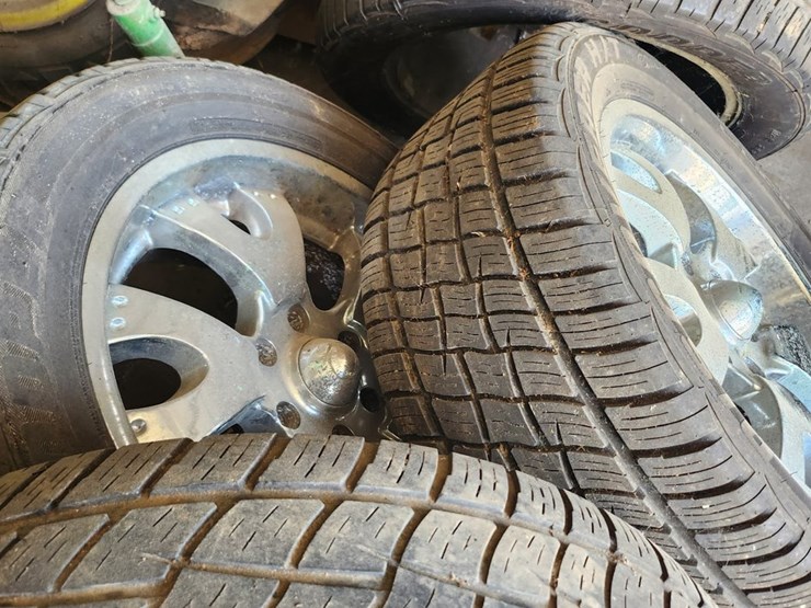 #2838-•-(4)-cooper-discoverer-ht-plus-tires-and-chrome-wheels-image-2