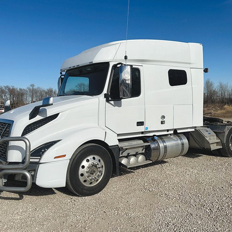 2022 VOLVO VNL 740