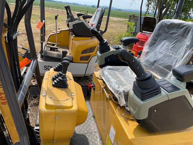 #9737-•-agt-mini-excavator-mx12rx-image-6
