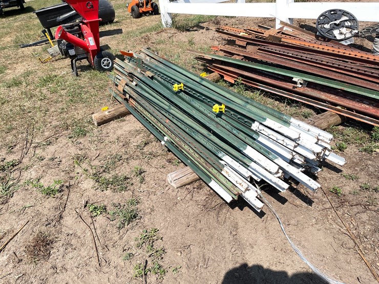 #7967-•-lot-of-assorted-fence-posts-image-1