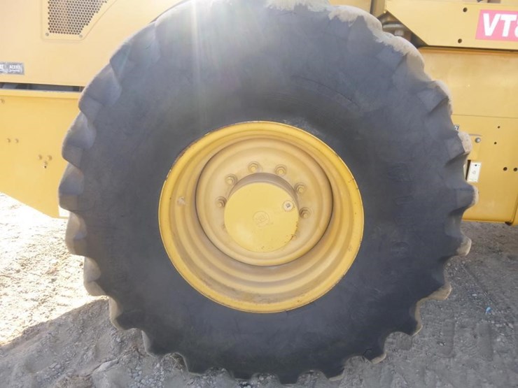 2011-caterpillar-cp56-image-31