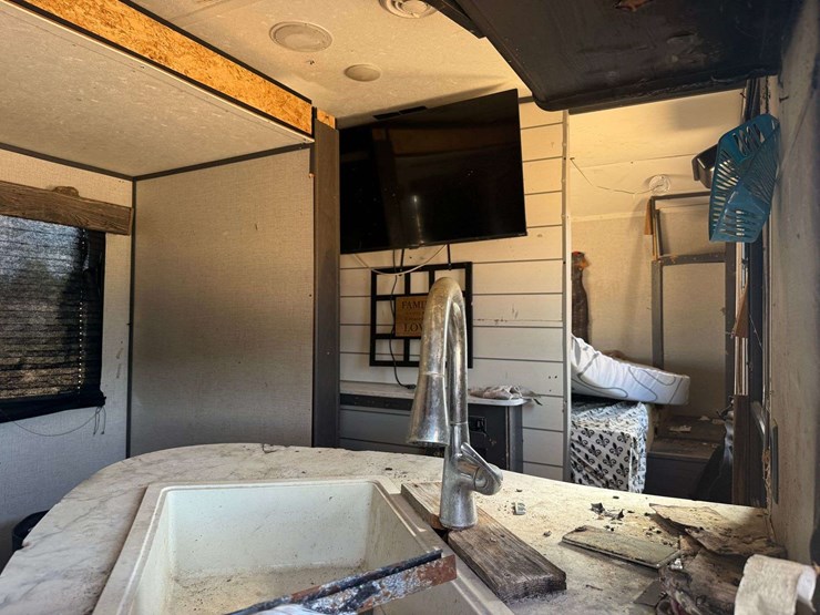 2021-keystone-bumper-pull-camper-image-24