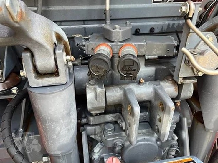 2015-kubota-m5-111d-image-9