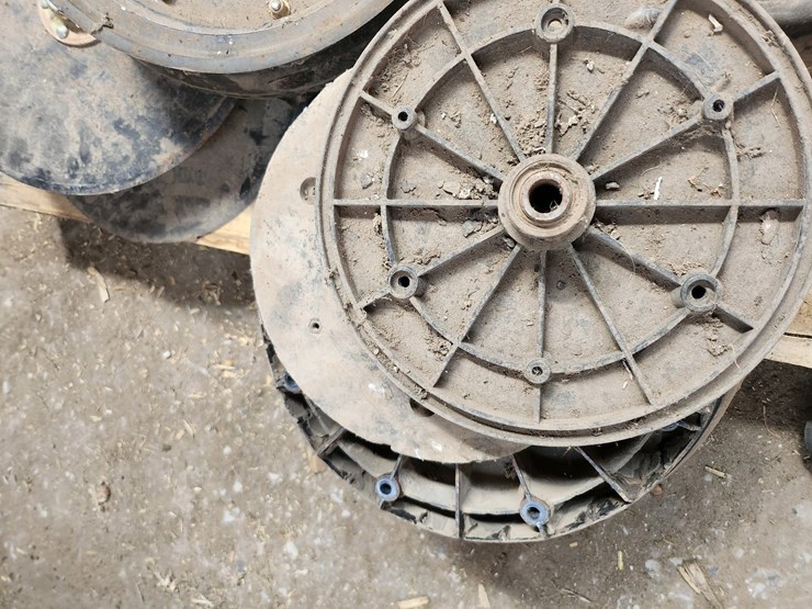 #2817-•-(16)-agricultural-planter-gauge-wheels-and-disc-assemblies-image-5