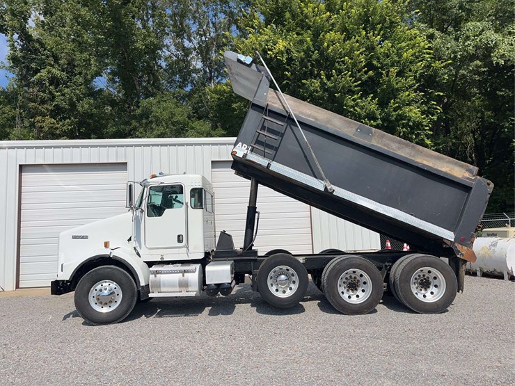 2019-kenworth-t8-series-dump-truck-image-1