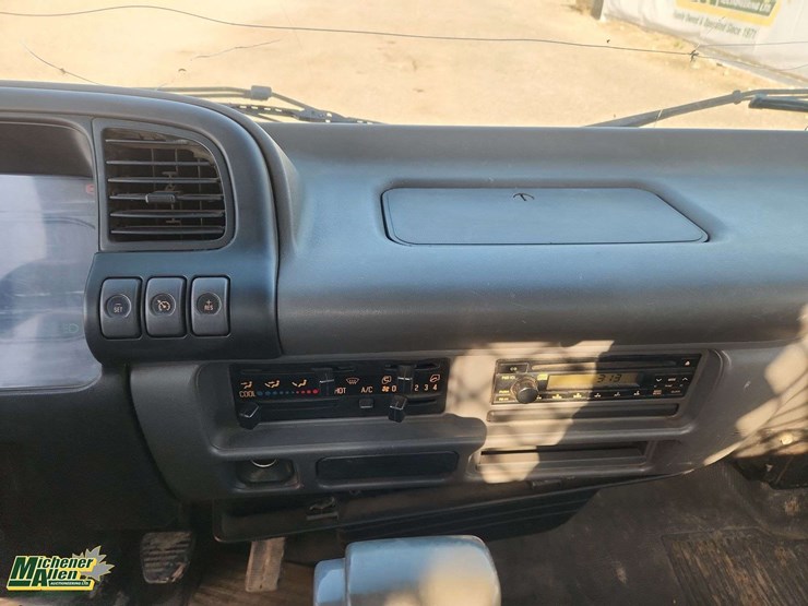2005-gmc-w5500-image-19
