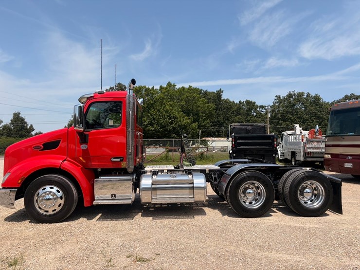 2020-peterbilt-579-image-2