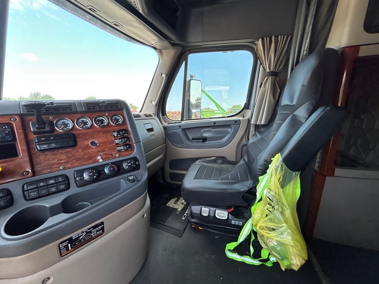 2015-freightliner-cascadia-125-image-10