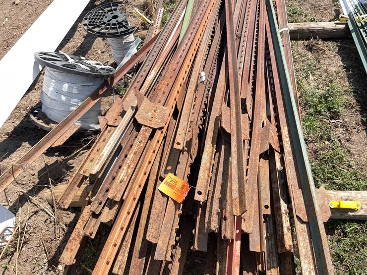 #7966-•-lot-of-assorted-fence-posts-image-9