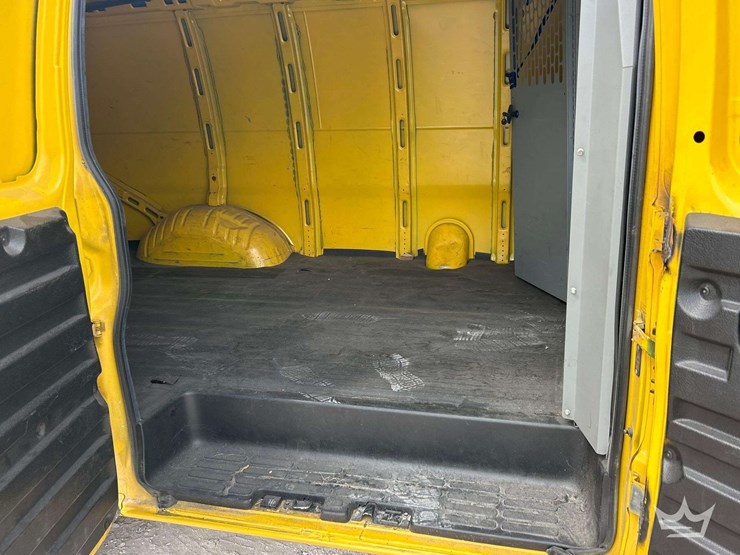 2022-chevrolet-express-2500-image-12