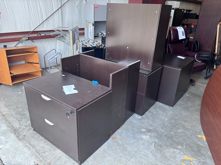 #132-•-2-dr-cabinet-w/-hutch-&-keys-image-1