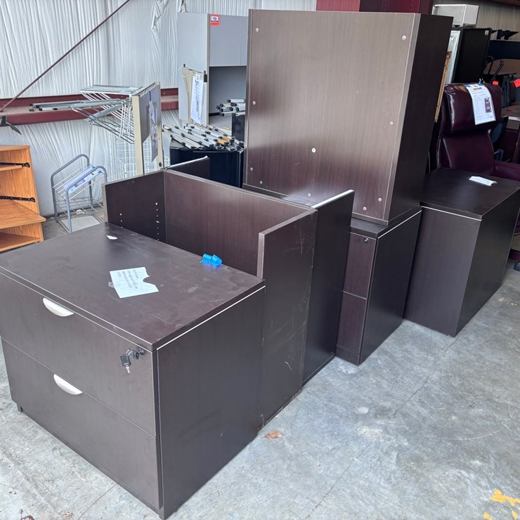 #132 • 2-dr Cabinet W/ Hutch & Keys