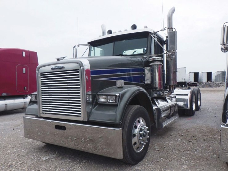 1999-freightliner-fld120-classic-image-1