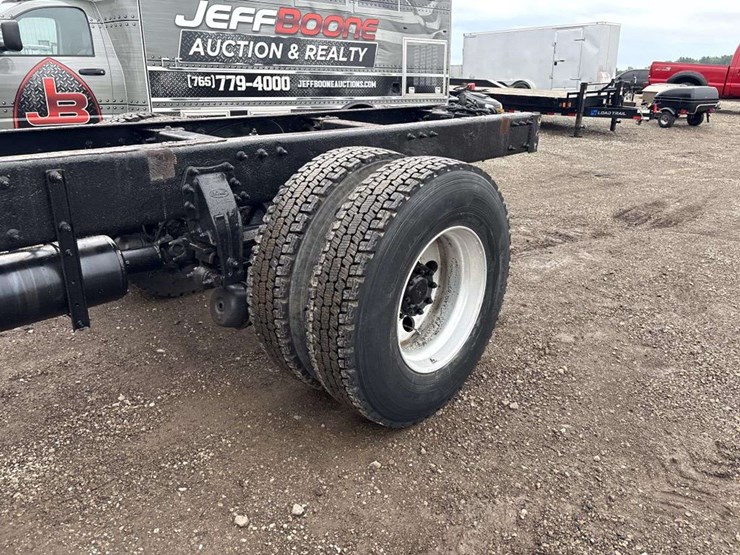 2009-peterbilt-335-image-7