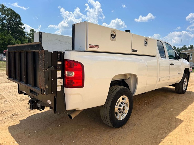 2011-chevrolet-2500hd-image-3