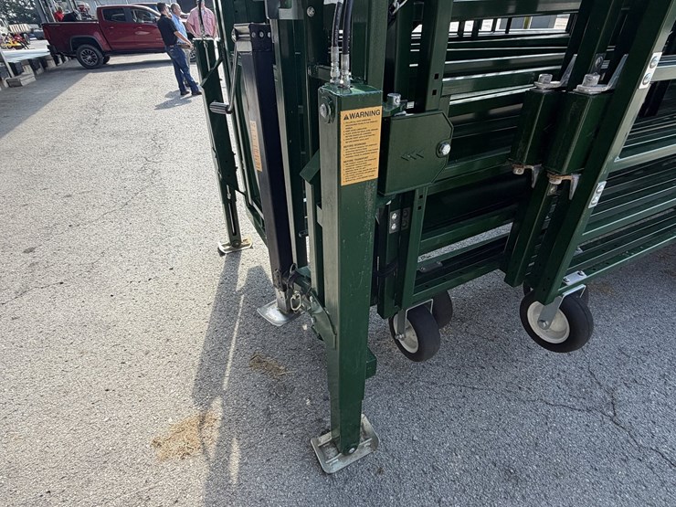 new/unused-arrowquip-heeler-75c-portable-corral,-chute-and-alley-image-23