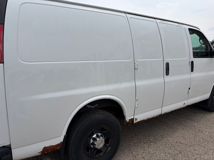 #8371-•-2011-chevrolet-cargo-van-(has-wi-title)-image-4