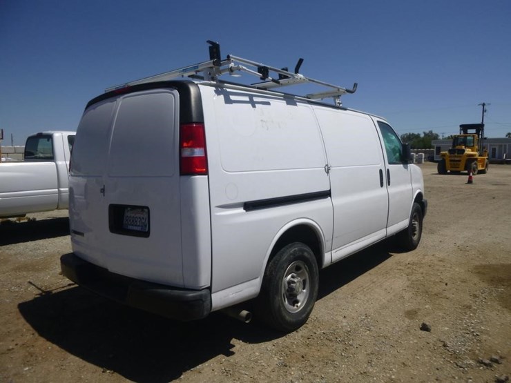 2015-chevrolet-express-2500-image-4