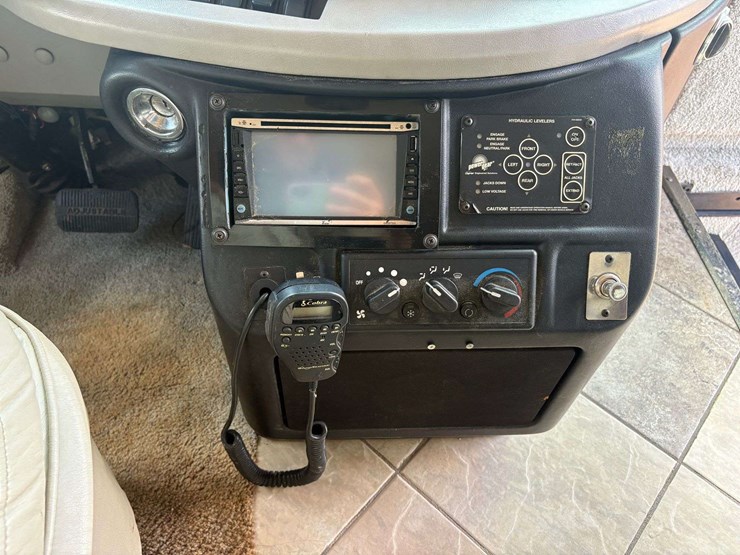 2003-freightliner-xc-fleetwood-revolution-diesel-pusher-motor-home-(65,650-miles)-image-19