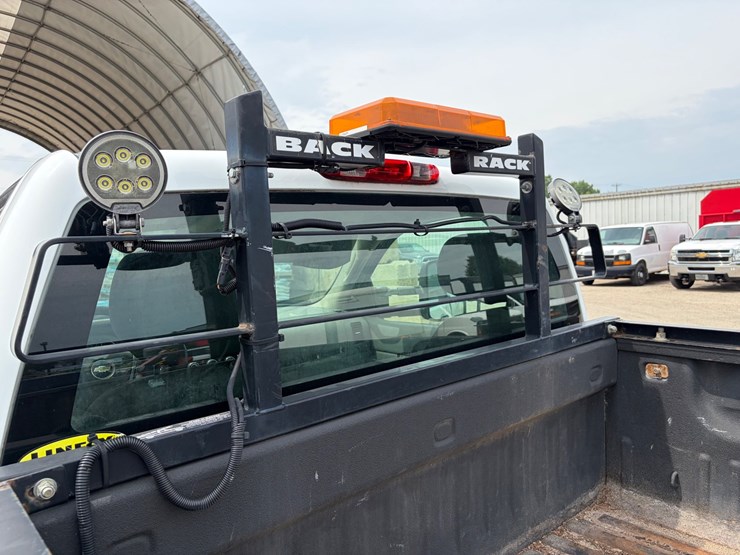2014-chevrolet-3500-image-17