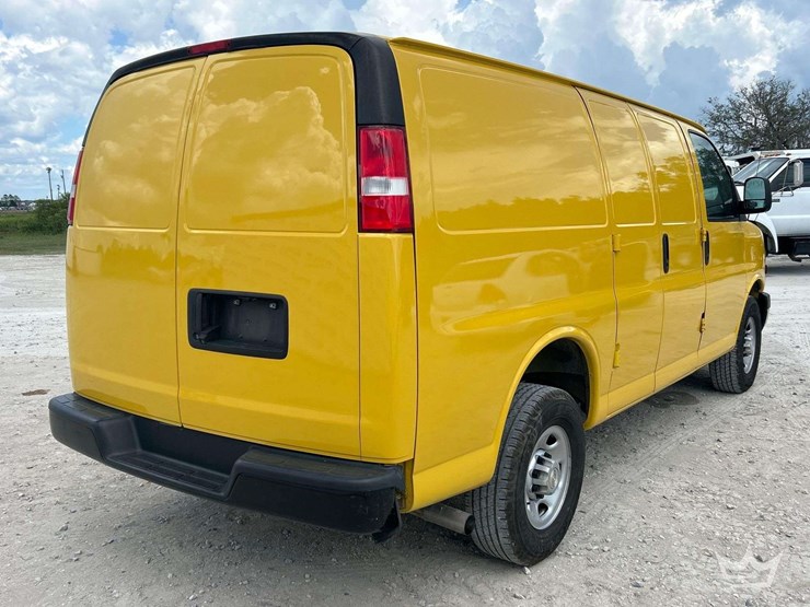 2022-chevrolet-express-2500-image-3