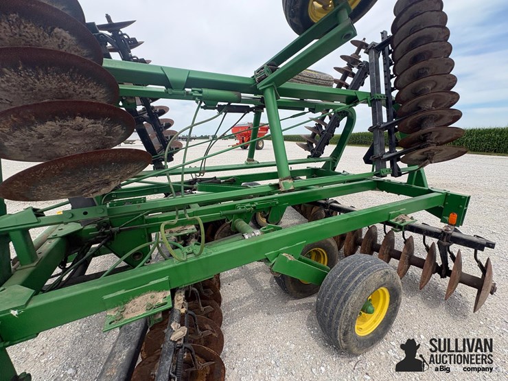 john-deere-235-image-15