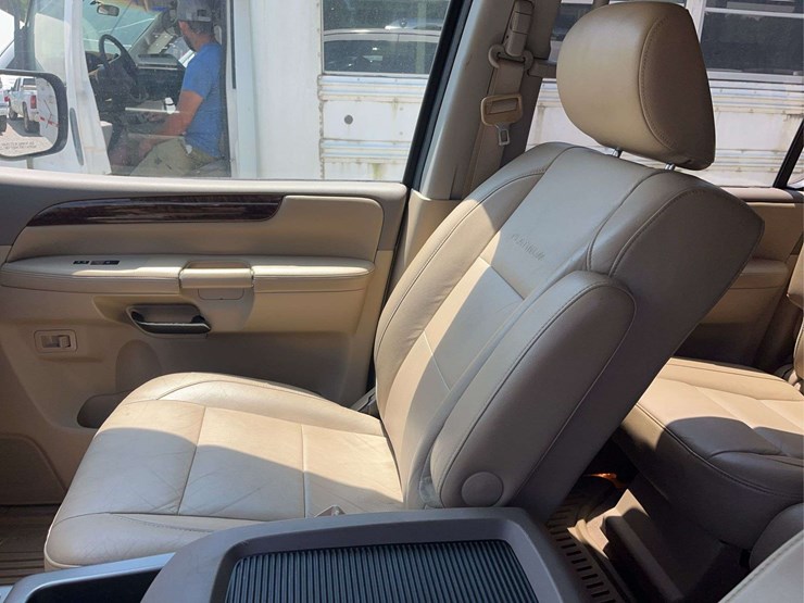 2011-nissan-armada-image-12