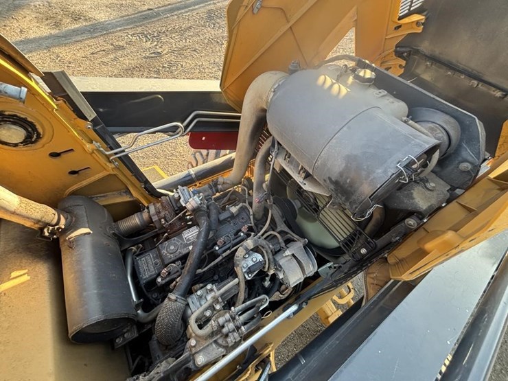 2020-deere-210l-image-45