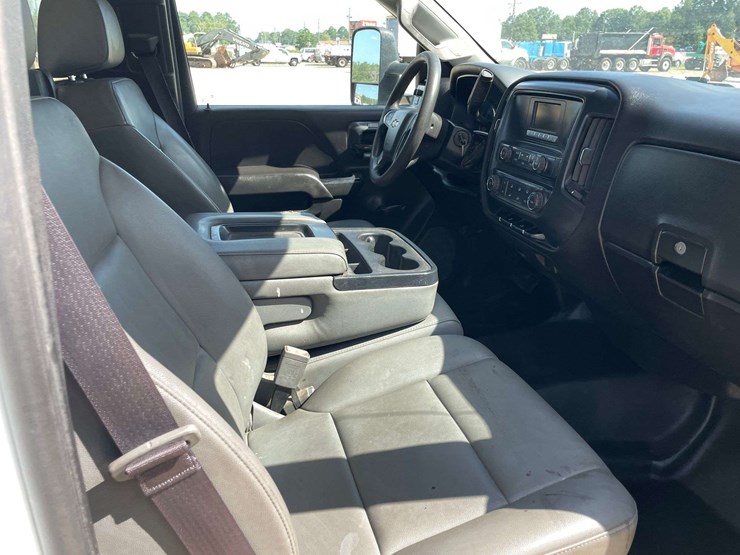 2017-chevrolet-silverado-3500-image-18