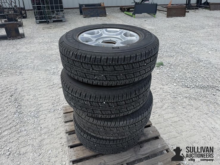 general-grabber-lt275/65r18-tires-on-8-bolt-ford-rims-image-1