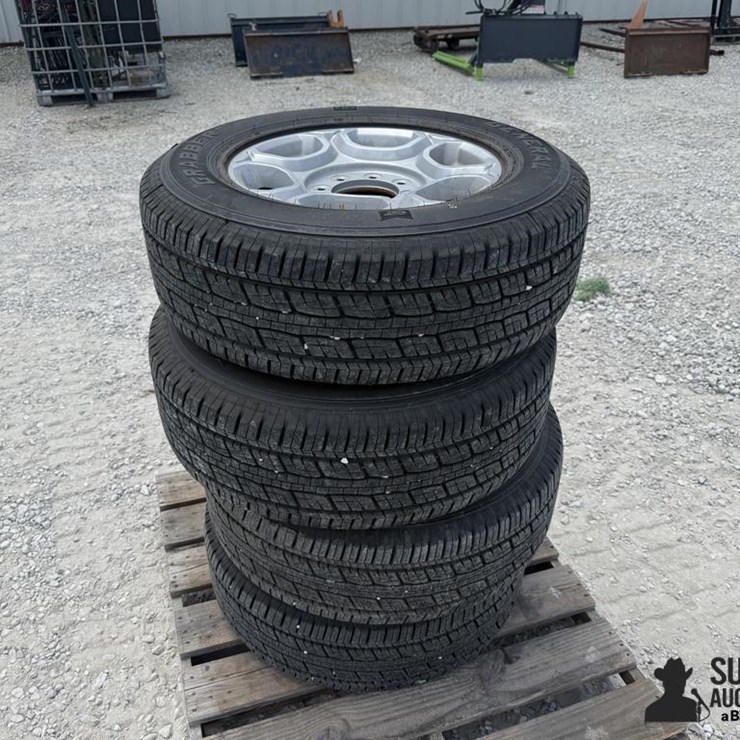 General Grabber LT275/65R18 Tires On 8 Bolt Ford Rims
