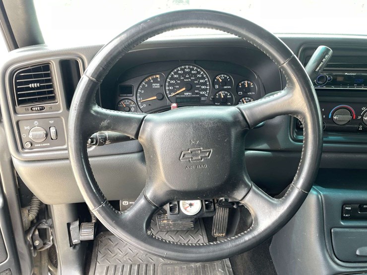 2002-chevrolet-silverado-2500-image-12