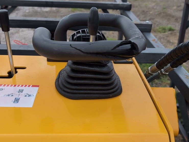 zjg-mini-skid-steer-loader-zj-380-(yellow)---15hp-image-9