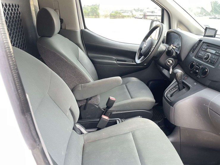 2015-nissan-nv200-image-18