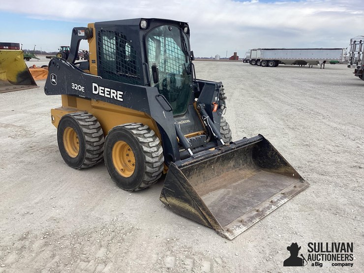 2016-deere-320e-image-3