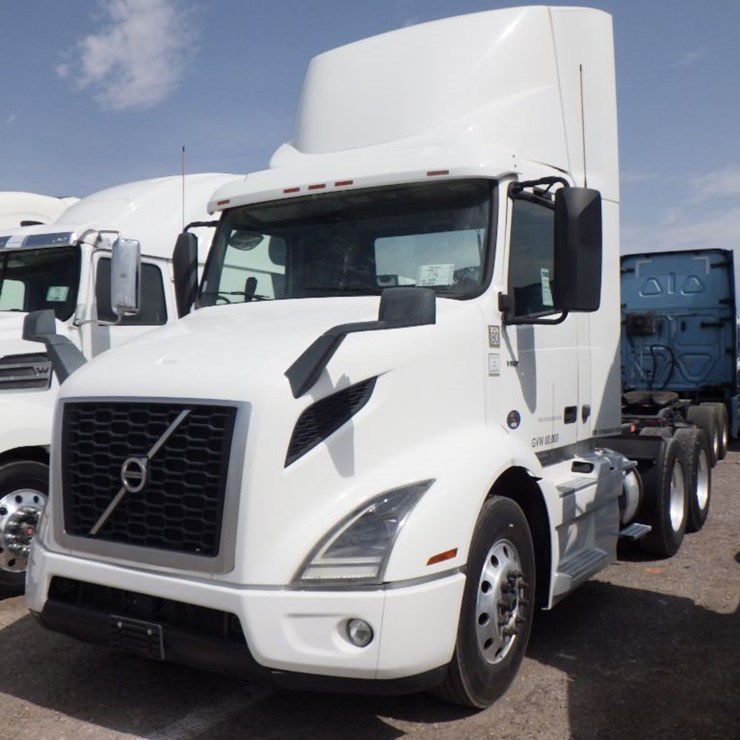2020 VOLVO VNR300