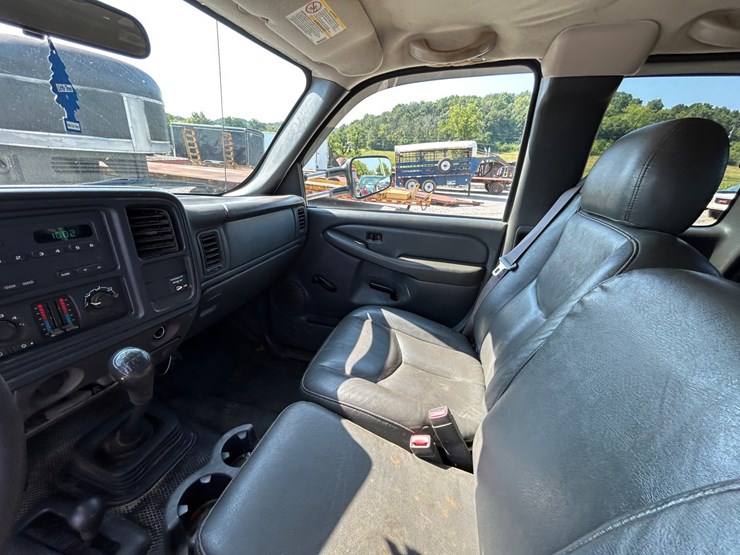 2004-chevrolet-3500-image-11