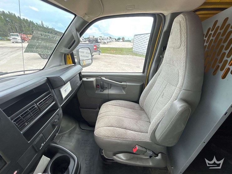 2022-chevrolet-express-2500-image-21