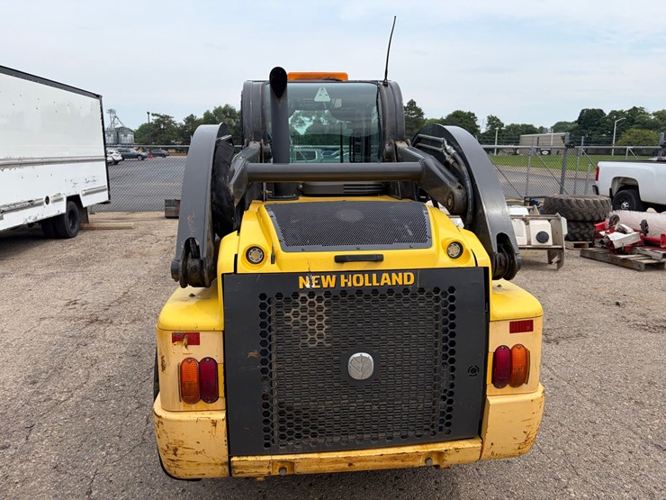 new-holland-l228-image-5