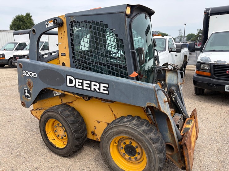 deere-320d-image-3