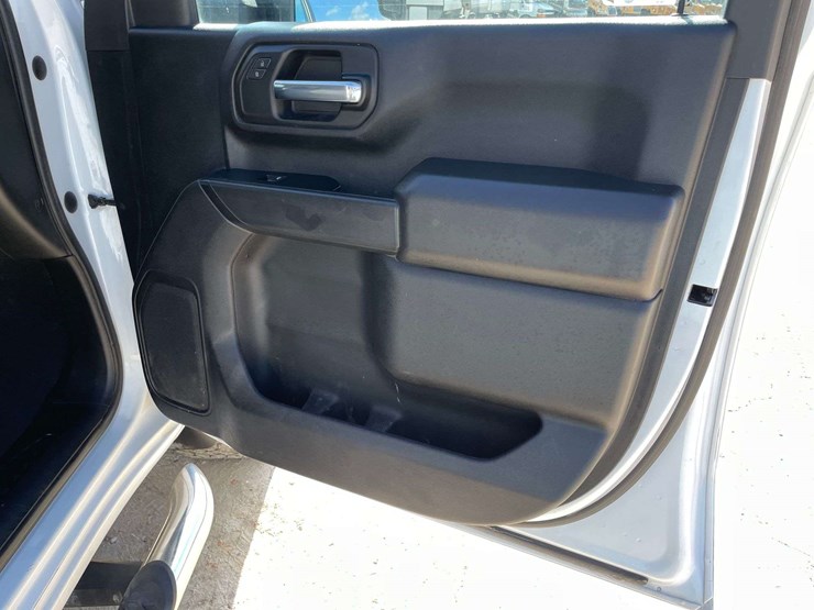 2023chevrolet-silverado-2500-4-door-crew-cab-4x4-pickup-truck-(176,756-miles)-image-17