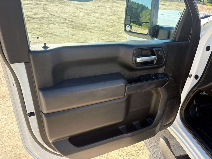 2021-chevrolet-silverado-3500-image-11