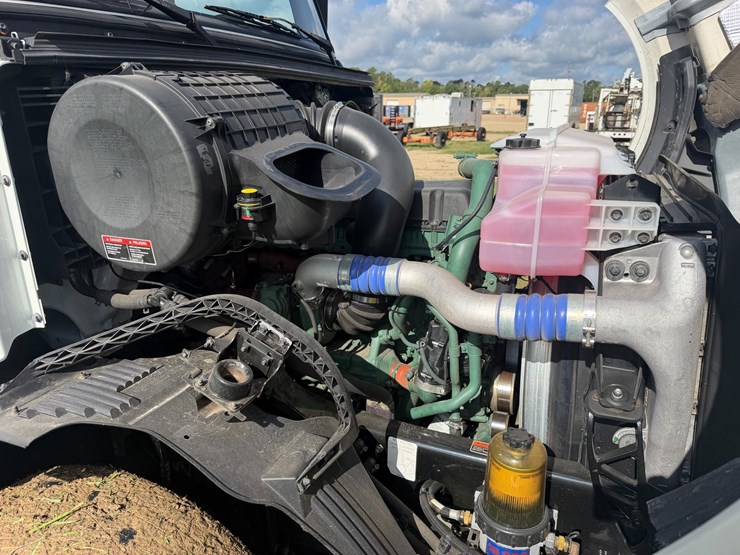 2018-volvo-vnl42t300-image-6