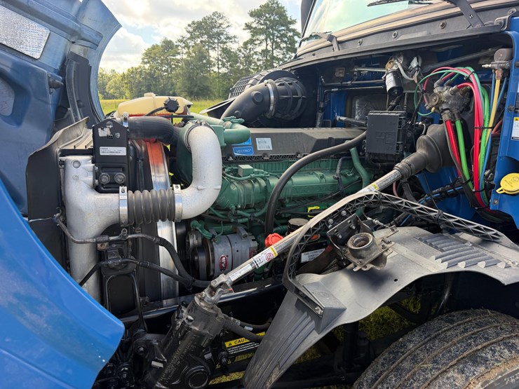 2016-volvo-vnl42t300-image-11