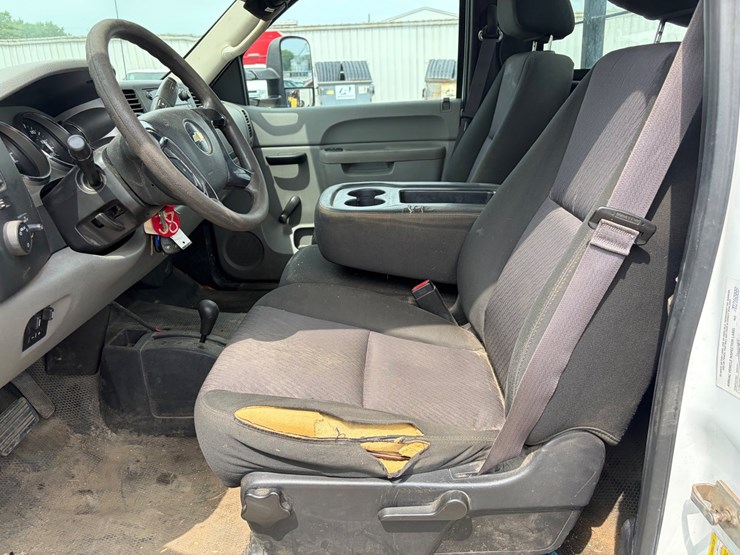 2014-chevrolet-3500-image-11