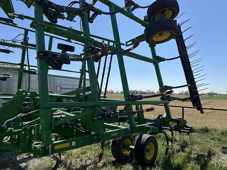 2023-john-deere-2430-image-8