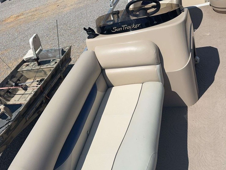 2012-suntracker-24'-dlx-pontoon-boat-(party-barge)-image-18