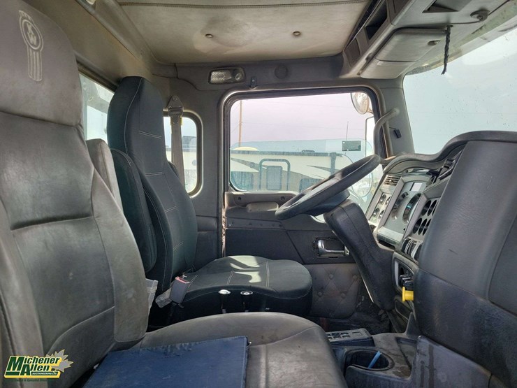 non-operable-2015-kenworth-t4-series-t/a-hook-lift-truck-image-24